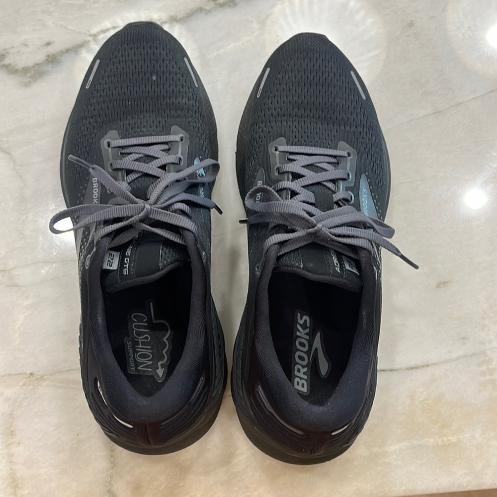 Brooks Adrenaline GTS 22 with Guiderail Technology